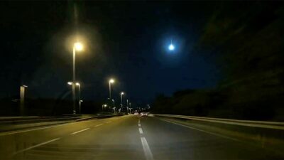 İstanbul'da gökyüzünde görülen parlak ışık araç kamerasınca kaydedildi.