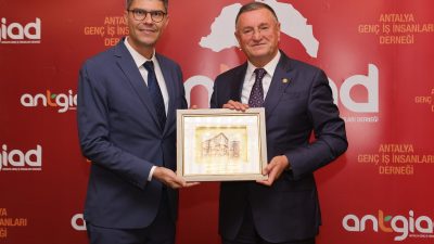 Antalya Genç İş İnsanları Derneğinin genişletişmiş üye toplantısına katılan Hatay