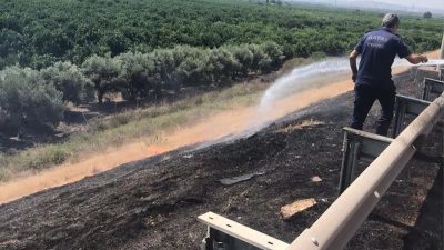 Hatay’ın Erzin ilçesinde çıkan yangında 2 dönüm çalılık alan zarar