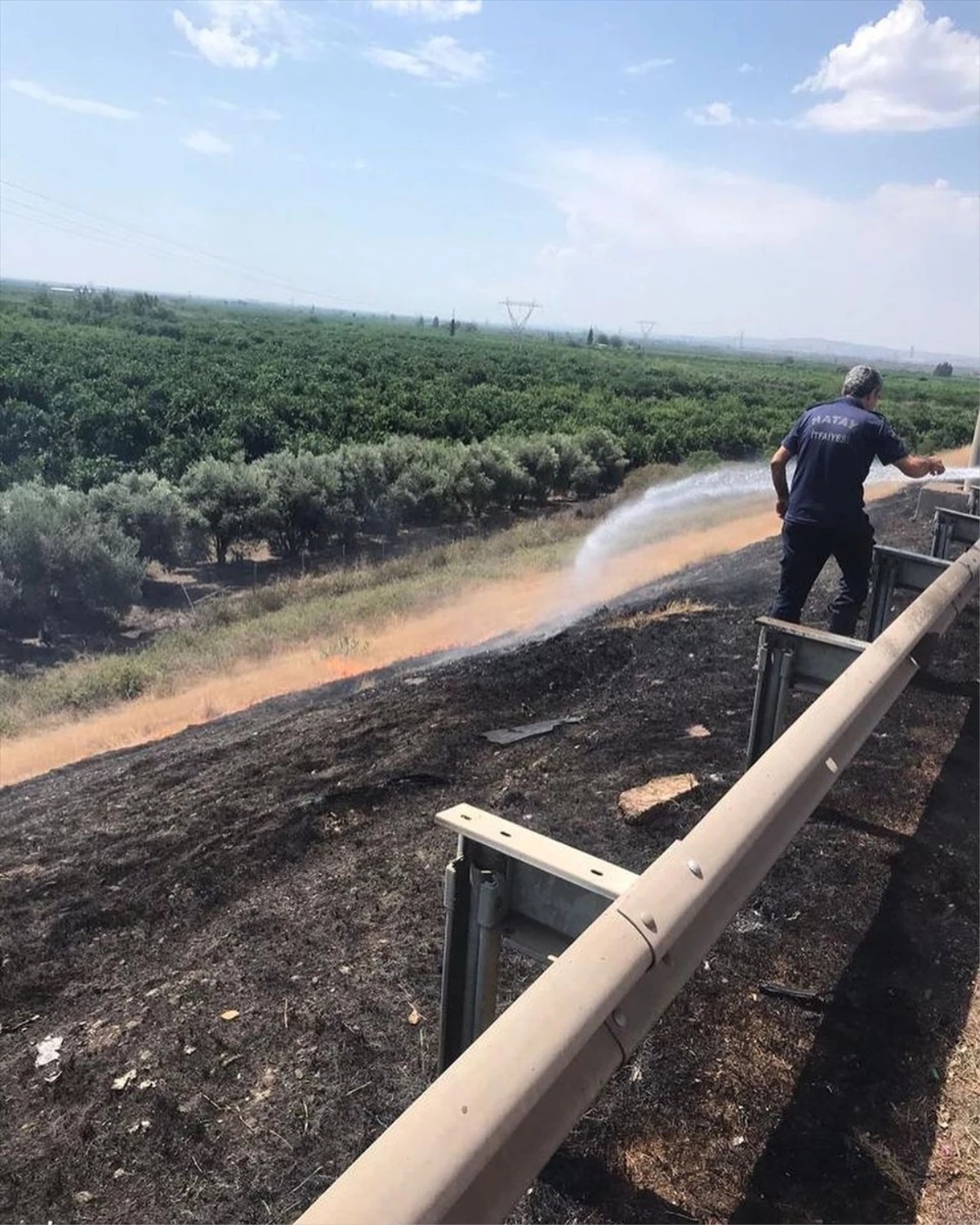 Erzin’de çalılık alanda çıkan yangın söndürüldü