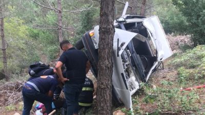 Hatay'ın Belen ilçesinde, otomobilin uçuruma yuvarlanması sonucu yaralanan 3 kişi