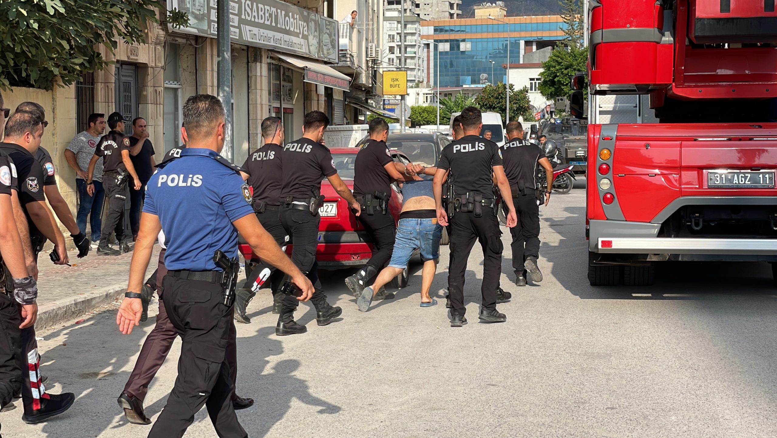 Hatay’da annesini balkondan atmaya çalışan zanlı gözaltına alındı