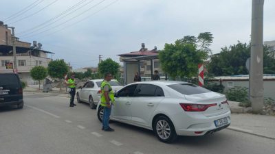 Samandağ ilçesinde trafik uygulamasında 3 araç sürücüsüne ceza kesildi. İlçe