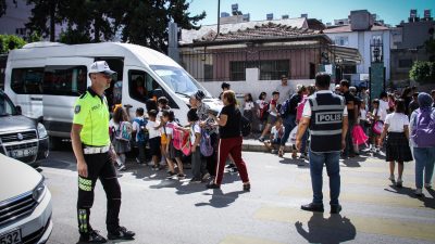 İskenderun İlçe Emniyet Müdürlüğü ekipleri, okul çevrelerinde denetim gerçekleştirdi. Denetime,