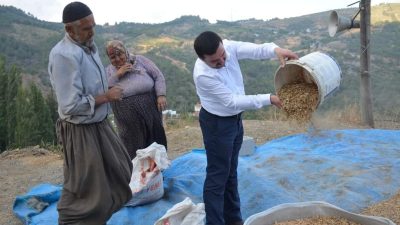 Belen kaymakamı Mahmut Sami Yılmaz, gittiği kırsalda tarlada çiftçi ile