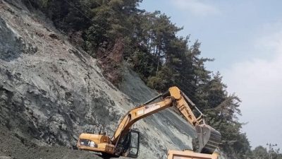 Hatay Büyükşehir Belediyesi ekiplerinin bugünlerde arazi ile yayla yolları üzerinde