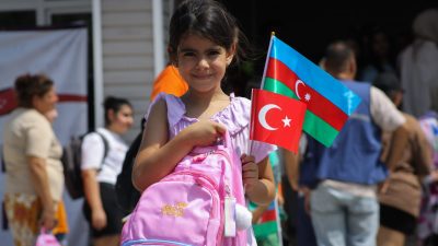 Azerbaycan’dan gönderilen bir tır dolusu kırtasiye malzemesi, Hatay’ın Arsuz ilçesindeki