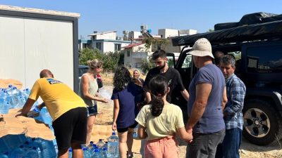 Hatay Dayanışma Derneği Hatay'da 3 tır içme suyu dağıtımı gerçekleştirdi.