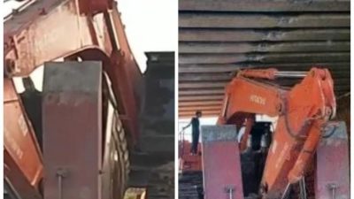 Antakya’da yıkım ile enkaz işlerinde faaliyet gösteren bir iş makinası