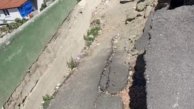 Antakya’da Habibi Neccar dağı eteğindeki Aydınlıkevler Mahallesi’nde depremin etkisiyle yollarda