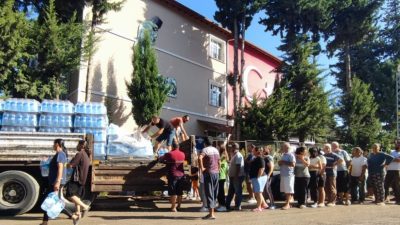 Defne Kaymakamlığı dün 1 TIR dolusu içme suyunu Değirmenyolu Mahallesi’ne