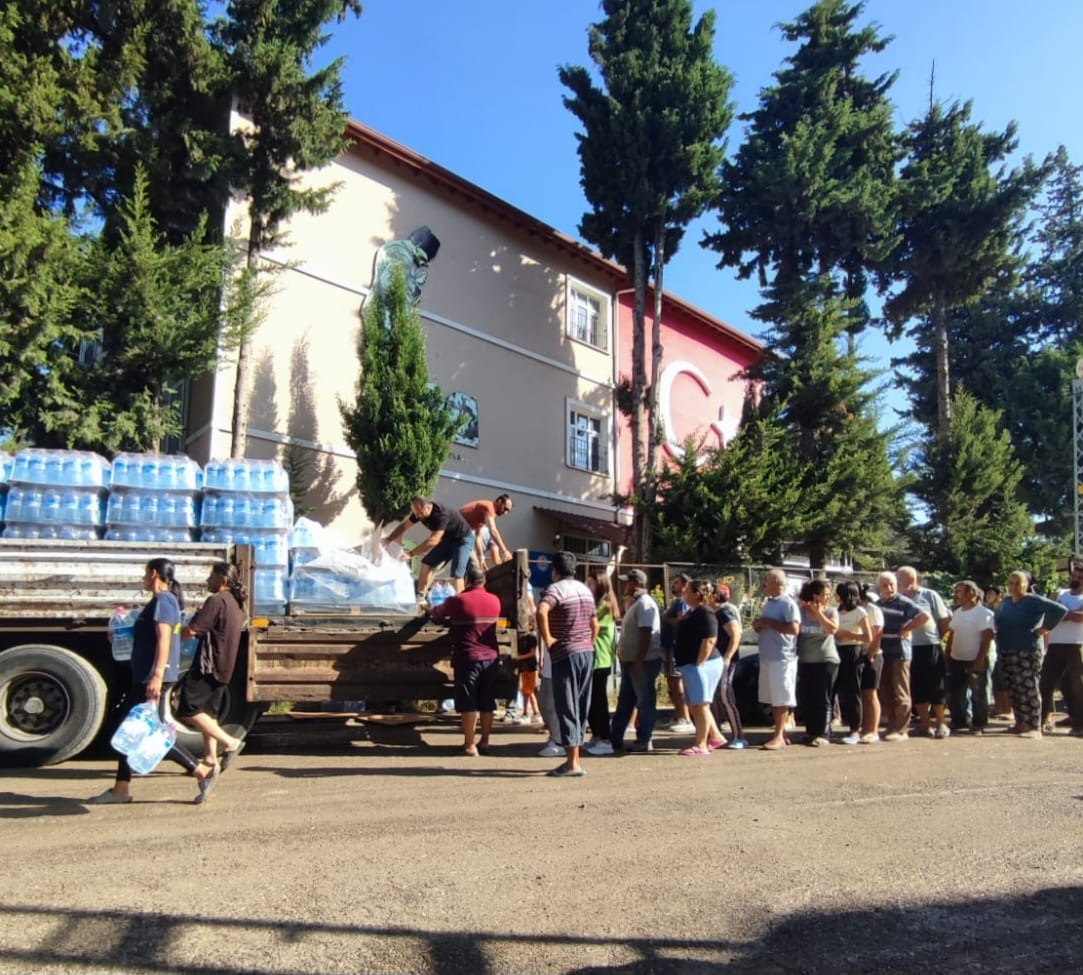 Yine aynı manzara! Hatay’da su kuyruğu