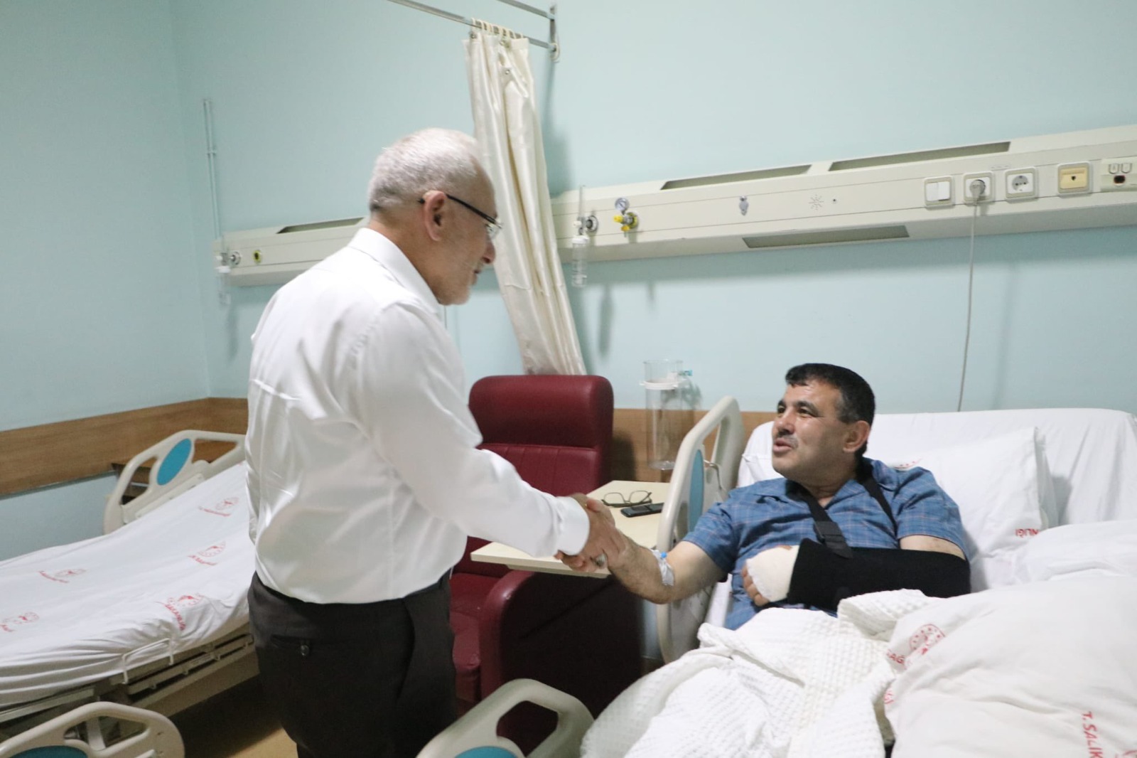 İskenderun Devlet Hastanesi başhekimi geçirdiği kaza sonucu kolunu kırdı. Kolu