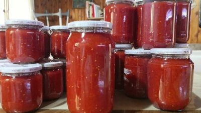Ev yapımı konserveler, birçok kişi için mevsimlik yiyeceklerin saklanması ve