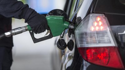 Petrol fiyatlarındaki inişli-çıkışlı hareketlilik devam ediyor. Geçtiğimiz hafta akaryakıta gelen
