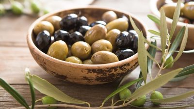 Sofralarımızın vazgeçilmez lezzetlerinden biri olan zeytinler, sağlığımıza inanılmaz katkılarda bulunuyor.