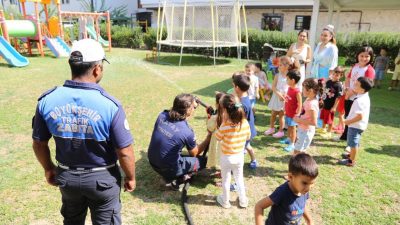 Hatay Büyükşehir Belediyesi İtfaiye ekipleri, İtfaiye Haftası dolayısıyla düzenlediği tatbikat