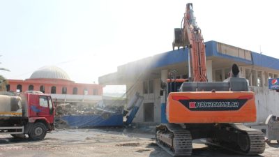 Depremlerde ağır hasar alan İskenderun Otogarı kontrollü şekilde yıkıldı. Kahramanmaraş