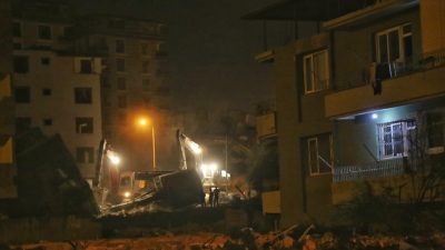 Hatay’ın merkez Antakya ilçesinde ağır hasarlı binanın yıkım çalışması sırasında