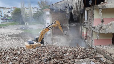 6 Şubat’ta yaşanan depreminin neden olduğu asbest tehlikesi büyümeye devam