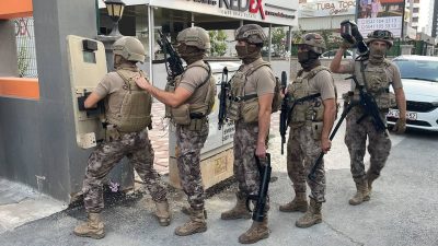  Mersin’de “dublör” kullanarak dolandırıcılık yaptıkları iddiasıyla 21 şüpheli yakalandı. Mersin’de,
