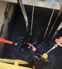 Adana’nın Yumurtalık ilçesinde kimyasal atık havuzuna düşen iki işçiden biri