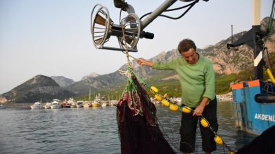 Akdeniz’de av yasağının sona ermesinin ardından “vira bismillah” diyerek denize