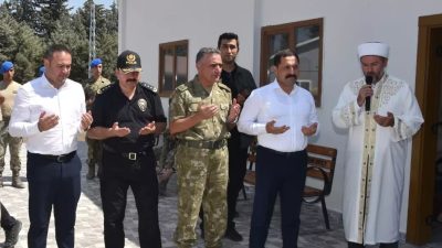 Hatay Serinyol’daki 8.Komando Tugay komutanlığına cami yapıldı, ilk Cuma namazı