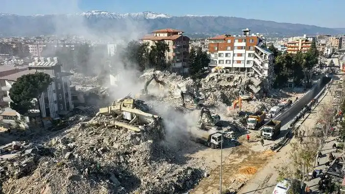 Hatay’da kaldırılmayı bekleyen 33 bin enkaz daha var