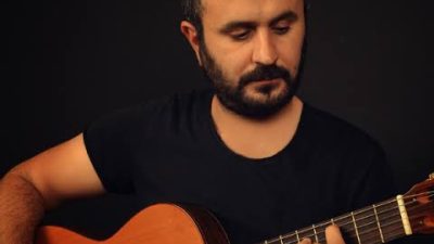 Ünlü müzisyen, “Kar yağar kar üstüne, bir ağaç olsam, bizi