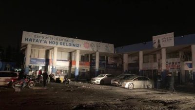 İskenderun’un depremden zarar gören otogarı ağır hasarlı olması nedeniyle yıkılıyor.