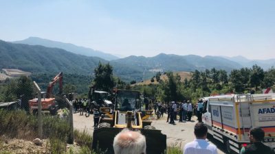 Kahramanmaraş’ın Andırın ilçesinde, freni boşalan kamyonun cenaze namazı için toplananlara