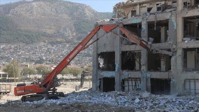 Kahramanmaraş merkezli 6 Şubat'taki depremlerden etkilenen Hatay'da ağır hasarlı binaların