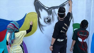 Antalya'da grafiti eğitimi alan gönüllü gençler, Kahramanmaraş merkezli 6 Şubat'taki