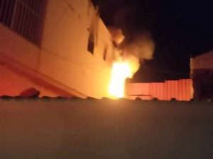 Hatay’ın Samandağ ilçesinde 2 katlı binada çıkan yangın itfaiye ekiplerince