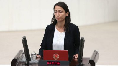 Yeşil Sol Parti Adana Milletvekili Tülay Hatimoğulları, okulların açıldığı gün,