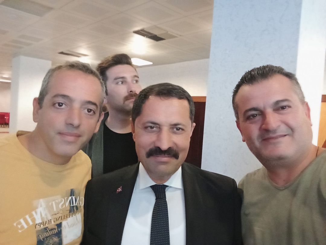 Kardeş 2 Mahallenin, kardeş 2 Muhtarı Vali ile selfi…