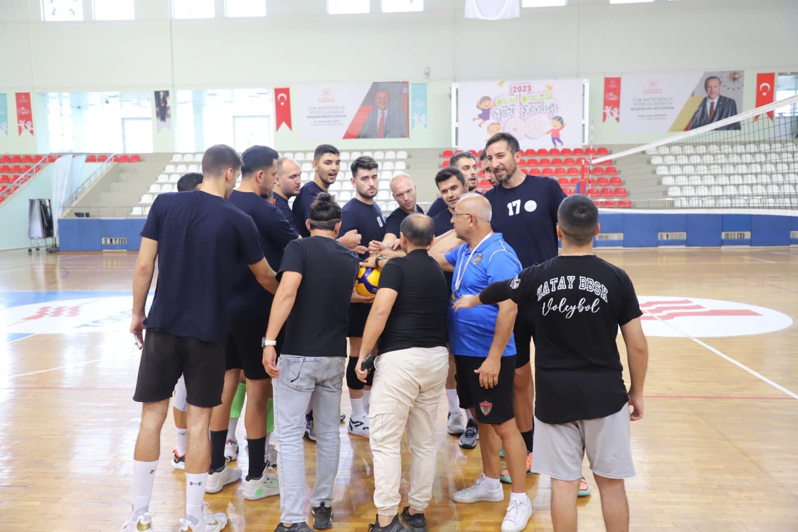 Erkekler voleybolda 3-0 yenildi