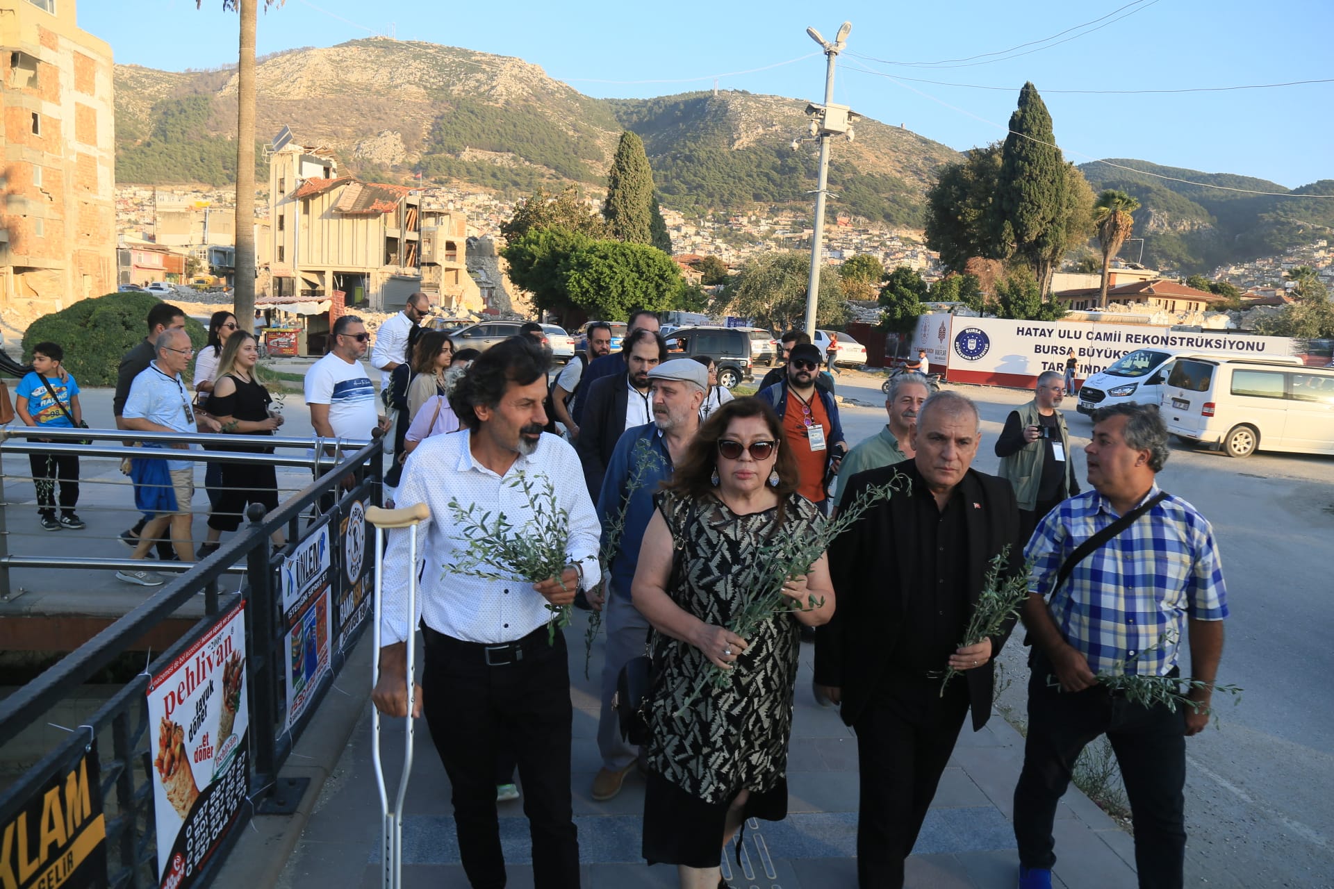 Sanatçılar Asi Nehri’ne zeytin dalı bıraktı