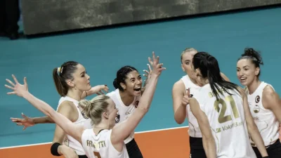 Şampiyonlar Kupası'nda Fenerbahçe'yi 3-2'lik skorla yenen Vakıfbank, şampiyonluğa uzandı.