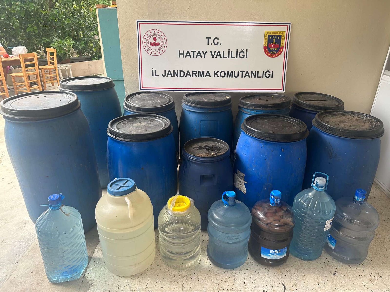 Jandarma imha edilmek üzere 350 litre boğma rakıya el koydu!