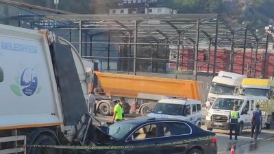 Antakya-Reyhanlı yolunun Altınözü yol kavşağında yaşanan kazada bir otomobil önündeki