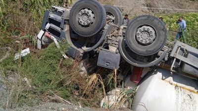 Hatay’ın merkez Antakya ilçesinde, şarampole devrilen beton mikserinin sürücüsü hayatını