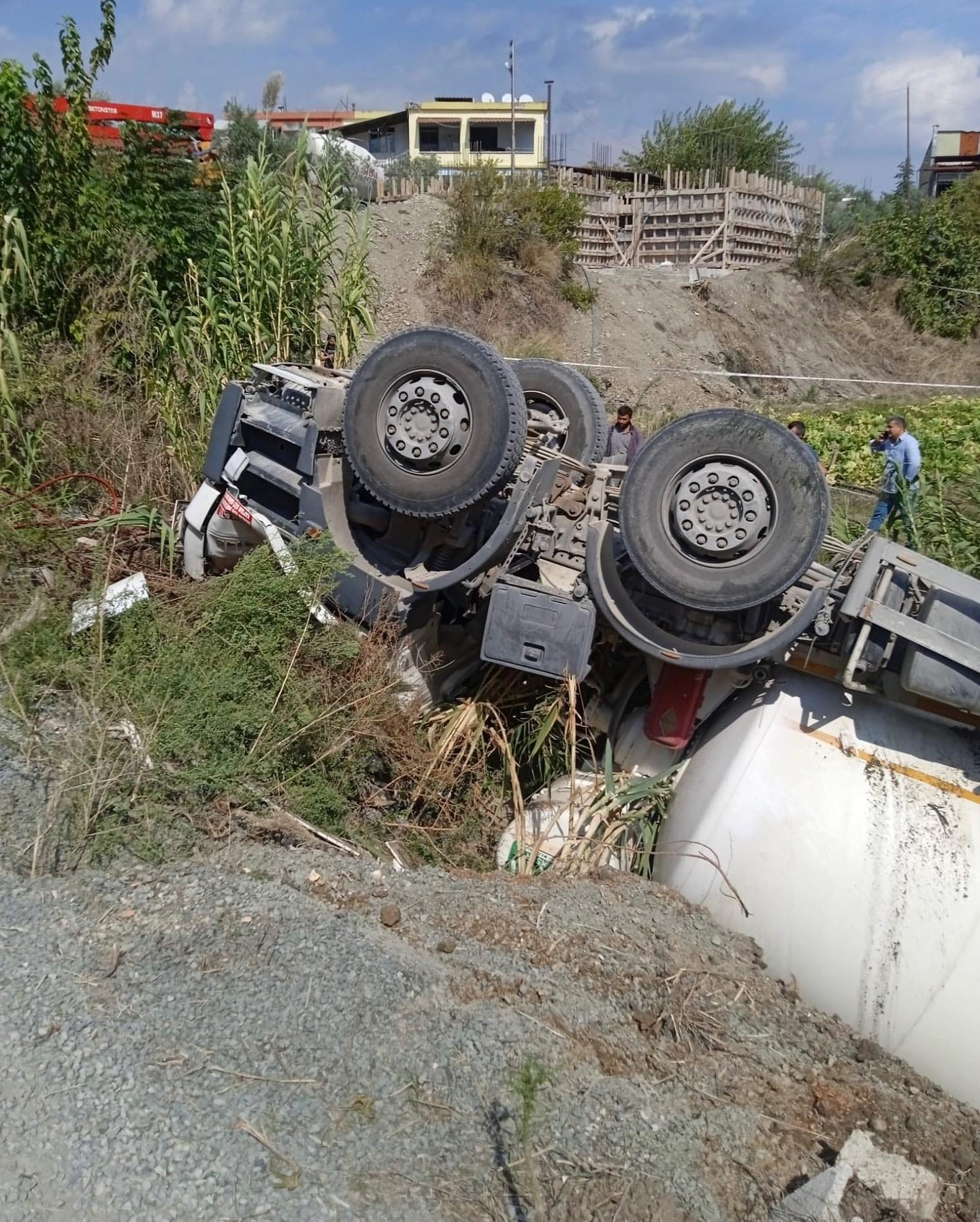 Hatay’da şarampole devrilen beton mikserinin sürücüsü öldü