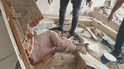 Hatay‘ın Kırıkhan ilçesinde girdiği ağır hasarlı binada üzerine duvar yıkılan