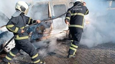 Hatay‘ın Dörtyol ilçesinde seyir halindeyken yanan ticari araç kullanılamaz hale