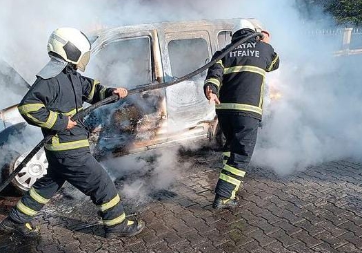 Hatay’da seyir halindeki ticari araçta çıkan yangın söndürüldü