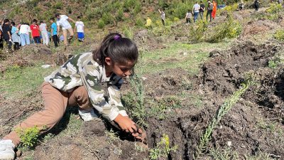 Hatay‘ın Dörtyol ilçesinde öğrenciler, Cumhuriyet’in 100. yıl dönümü etkinlikleri kapsamında