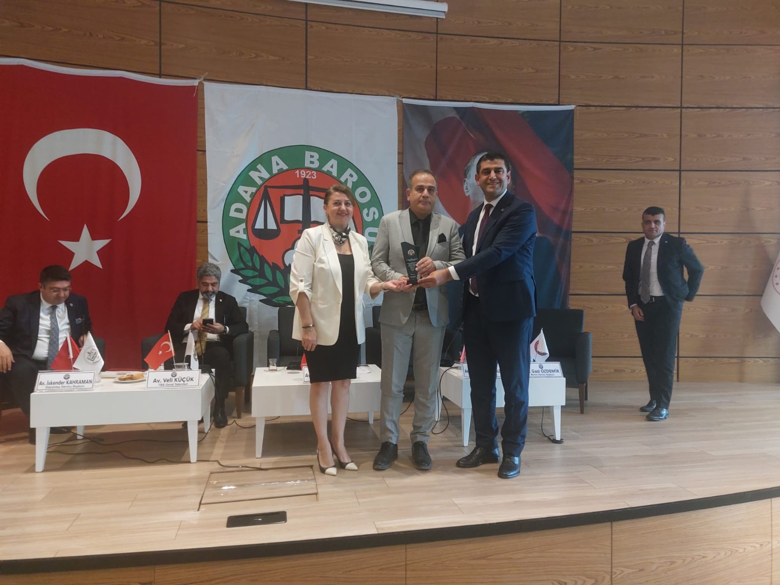 Başkan Açıkalın’a Adana Barosu’ndan plaket