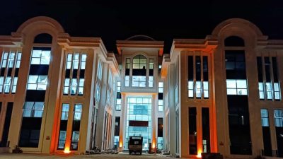 Depremde hafif hasar alan Hatay’ın Defne ilçesinde yer alan kaymakamlık